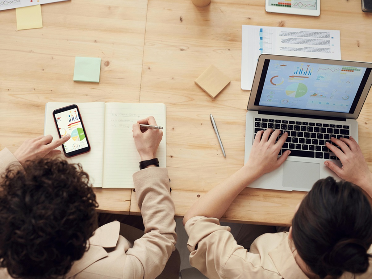 Dwóch pracowników podczas pracy