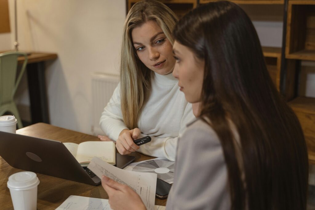 Dwie doradczyni podczas pracy biurowej