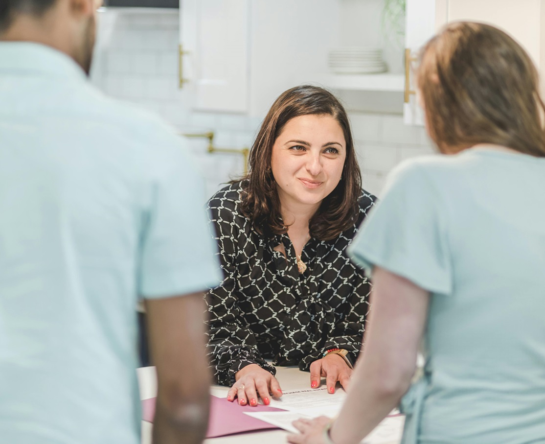 Uśmiechnięta doradczyni rozmawiająca z klientami