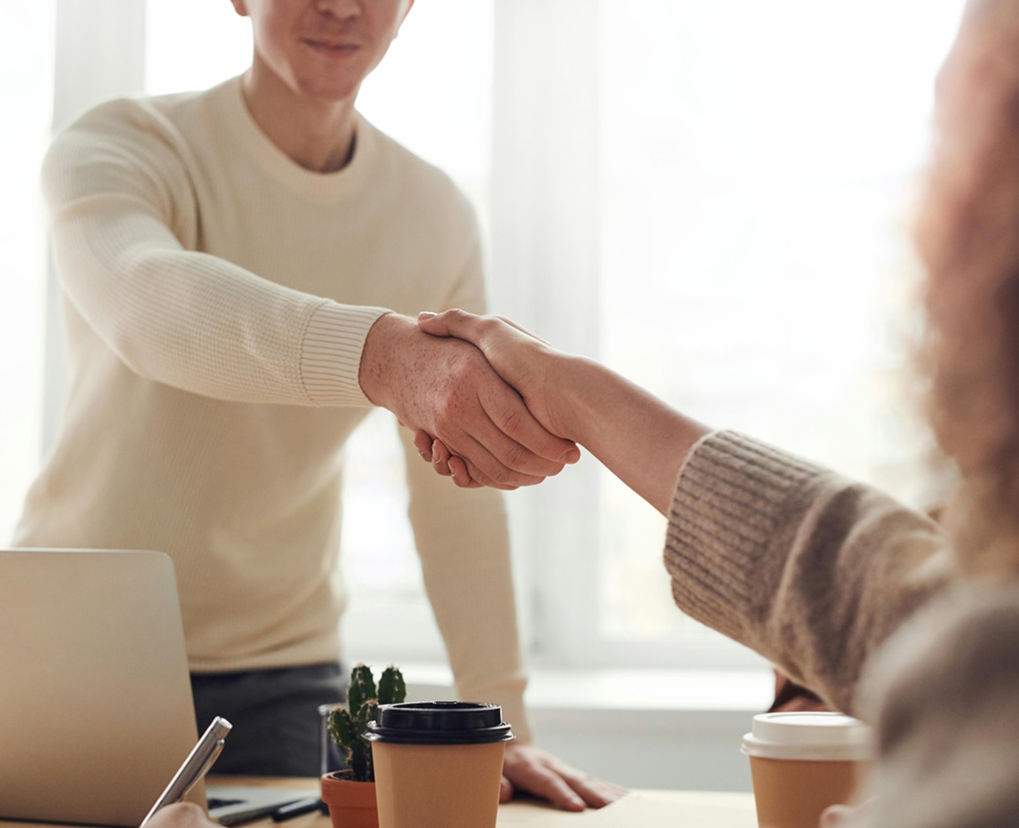 Uścisk dłoni pomiędzy doradcą a klientem