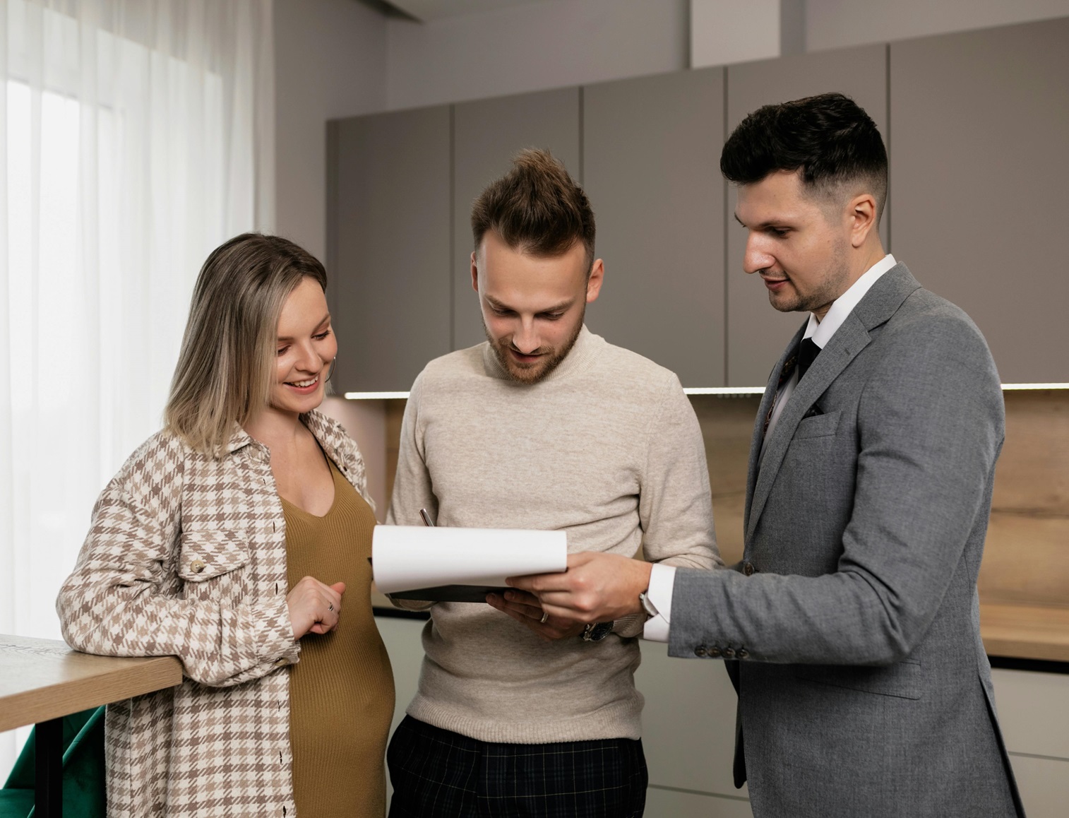 Doradca nieruchomości podczas podpisywania umowy z klientami