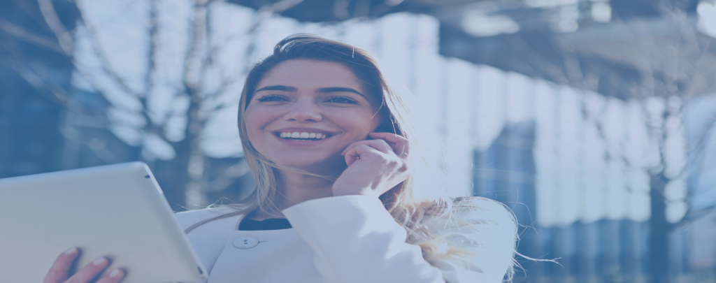 Uśmiechnięta doradczyni rozmawiająca przez telefon