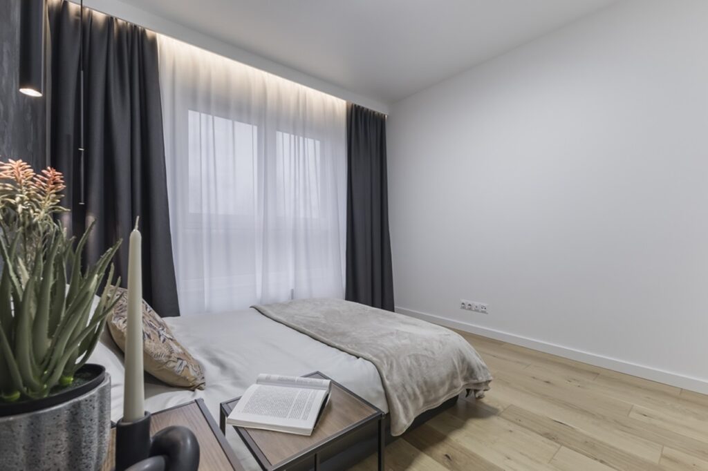 sypialnia w mieszkaniu dwupokojowym