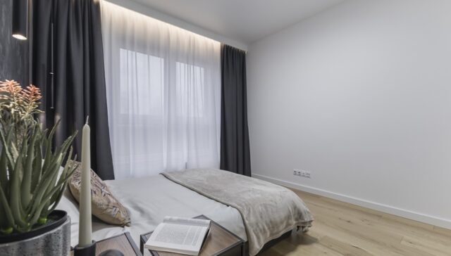 sypialnia w mieszkaniu dwupokojowym